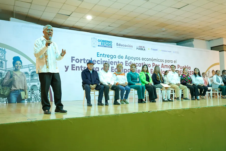 SEP entrega más de 12 mil becas y mobiliario escolar en zonas marginadas de Puebla