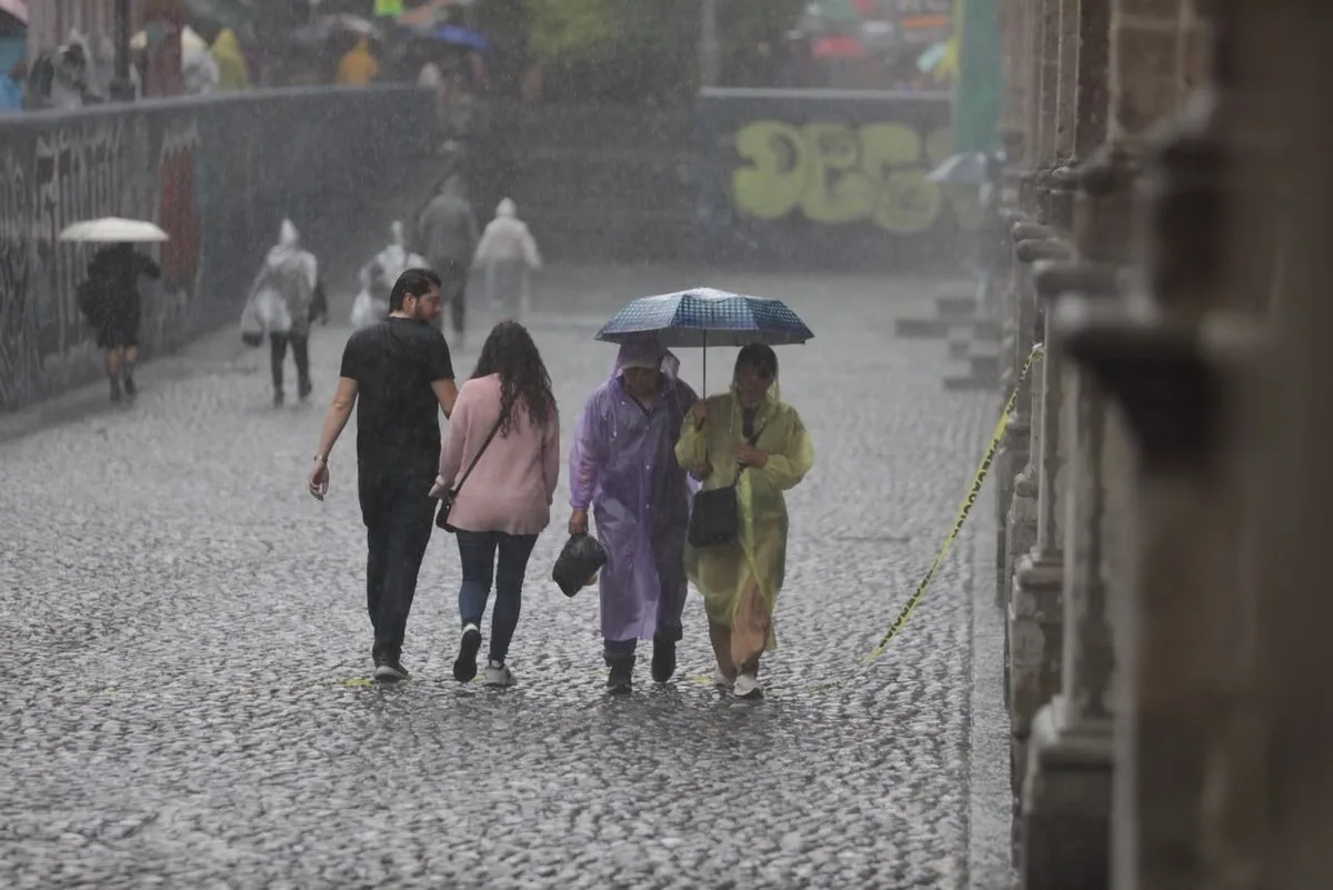SMN alerta por lluvias torrenciales y posible ciclón tropical en costas del Pacífico