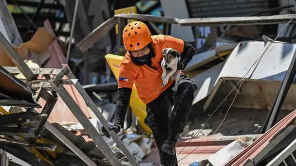 Terremoto en Filipinas deja decenas de muertos y hospital con pacientes atendidos al aire libre