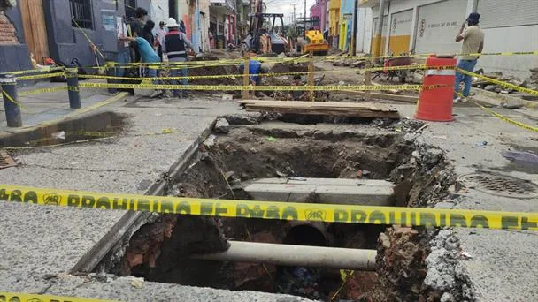 Trabajos para reparar socavón en Analco generan pérdidas y dificultades para comercios