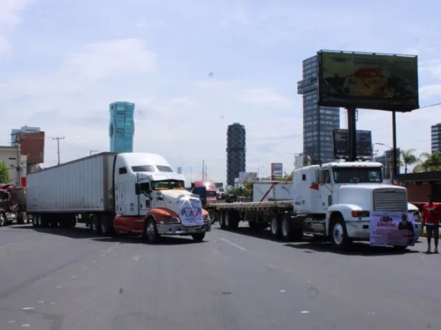 Transportistas bloquean rutas clave en Puebla durante paro nacional de AMOTAC