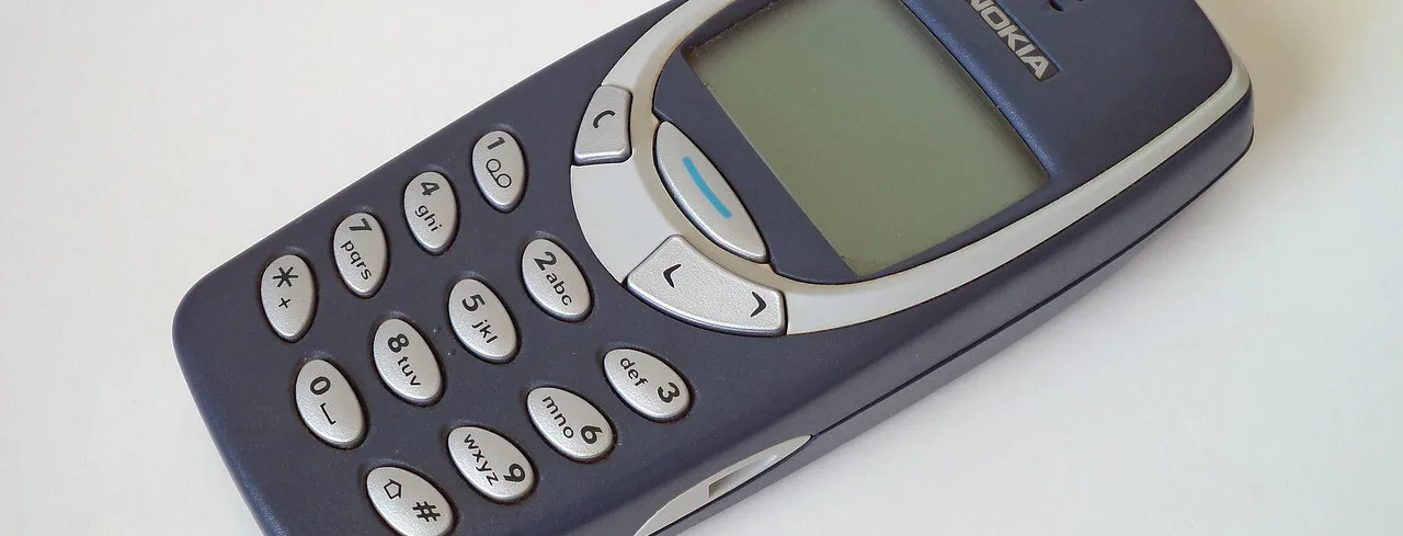 Tres generaciones prueban un teléfono básico y solo una encontró la experiencia satisfactoria