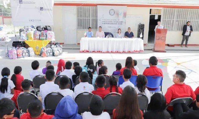 UACJ entrega paquetes escolares a niños de la colonia Tarahumara y fortalece vínculo comunitario