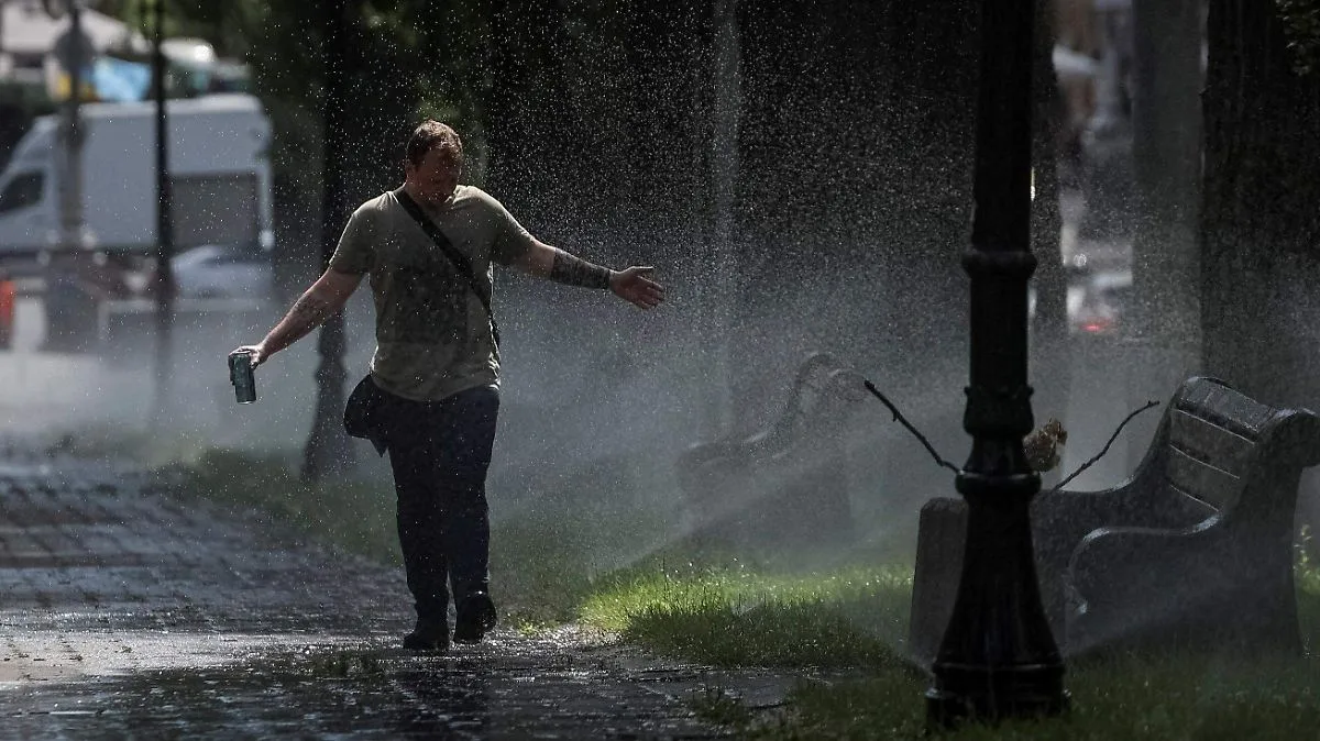 Ucrania se prepara para ola de calor mientras avanza reparación de su red eléctrica