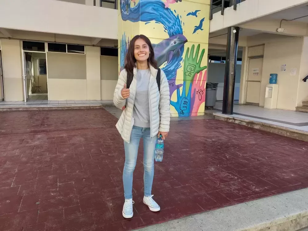 Valeria Hinojiante impulsa la inclusión en la UABC desde su ingreso con discapacidad auditiva