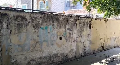 Vecinos de dos fraccionamientos en Guadalajara discuten por barda divisoria tras 35 años