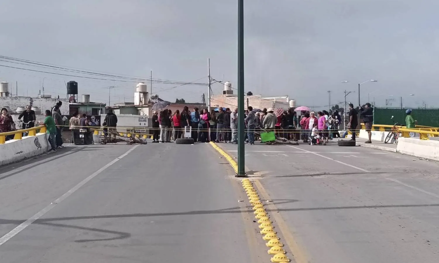 Vecinos de Soledad bloquean puente para exigir restablecimiento del agua potable