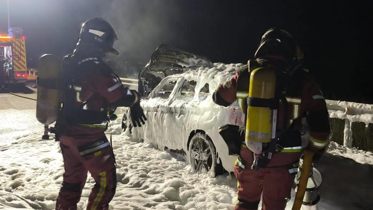 Vehículo queda completamente calcinado tras incendio en carretera de Cáceres