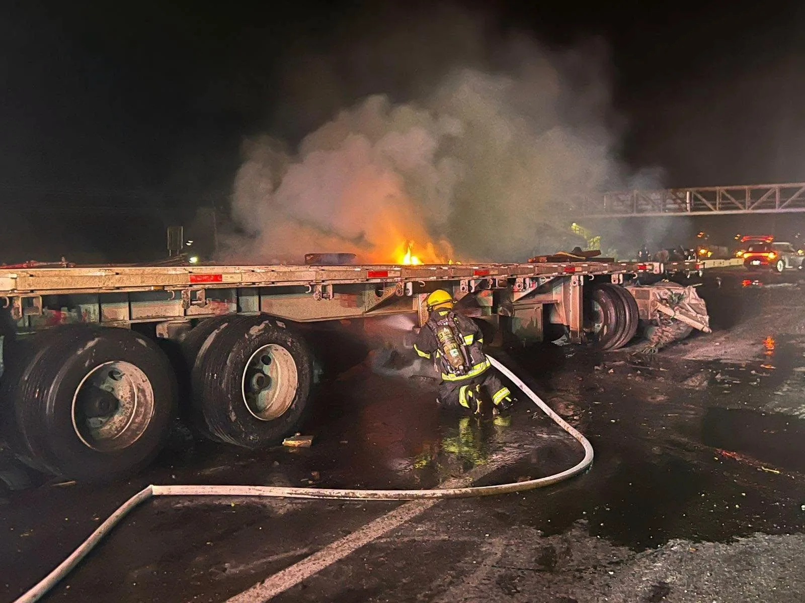 Volcadura e incendio de tráiler afectan circulación en carretera Colima–Tecomán