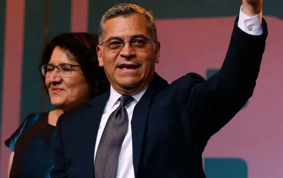 Xavier Becerra lidera las primarias para gobernador en California mientras avanzan los conteos