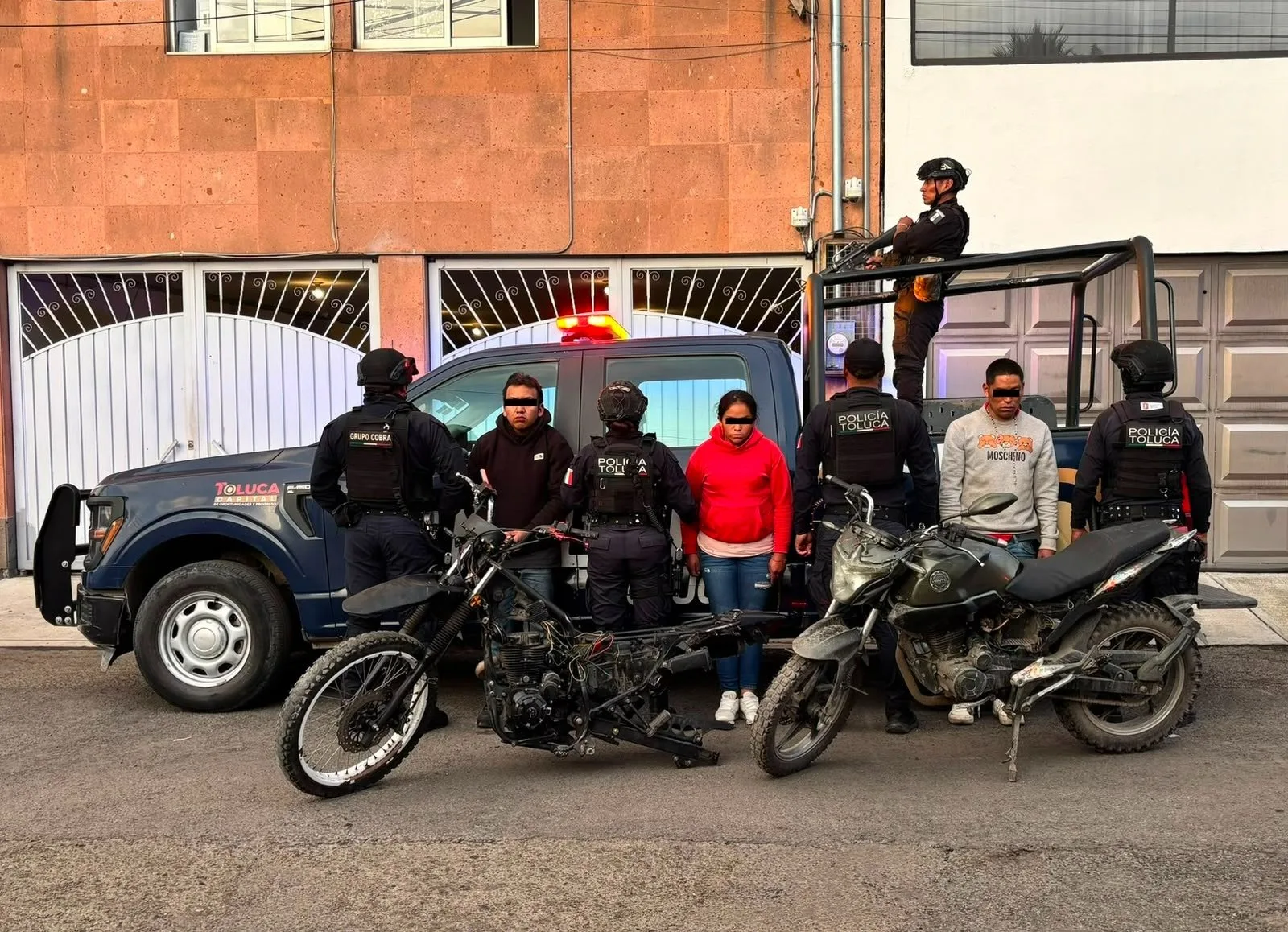 Desmantelan en Toluca punto de narcomenudeo y recuperan motocicletas robadas