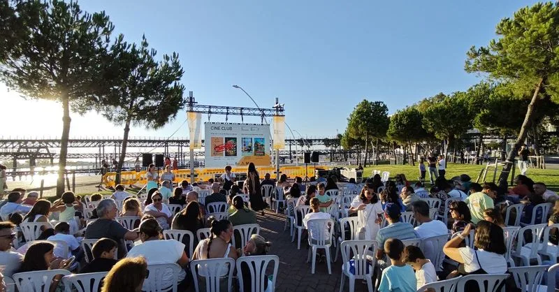 El Cine Club de Verano regresa al Paseo de la Ría con proyecciones gratuitas al aire libre