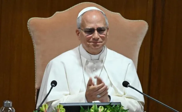 El papa comparte un almuerzo con pobres y migrantes en sus vacaciones en Castel Gandolfo
