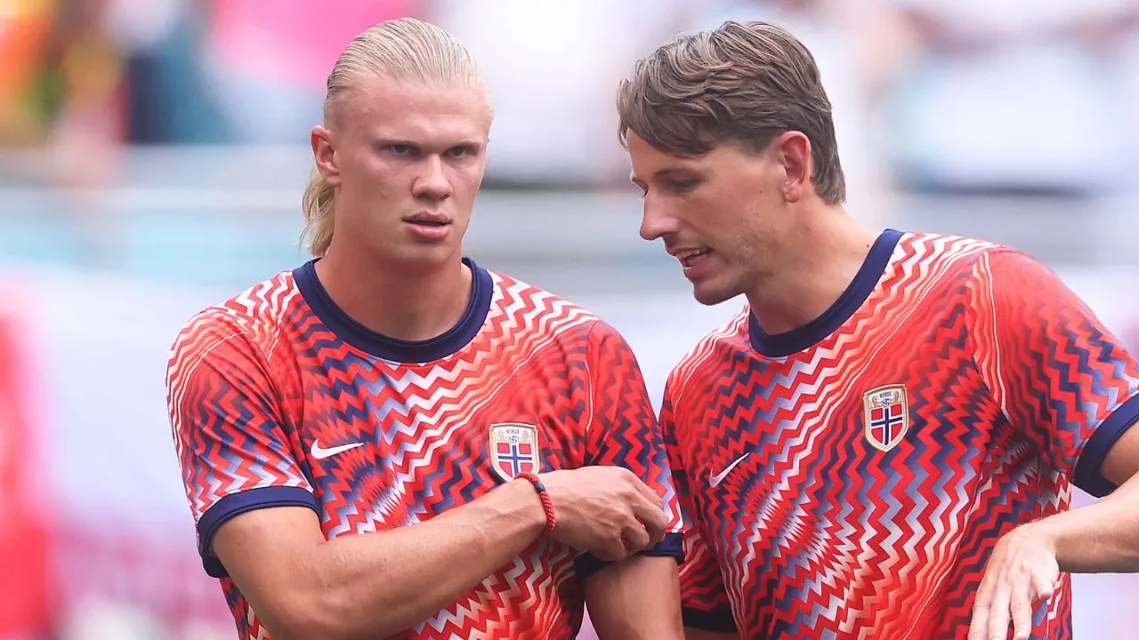 Erling Haaland y sus compañeros de Noruega celebran tras quedar fuera del Mundial 2026