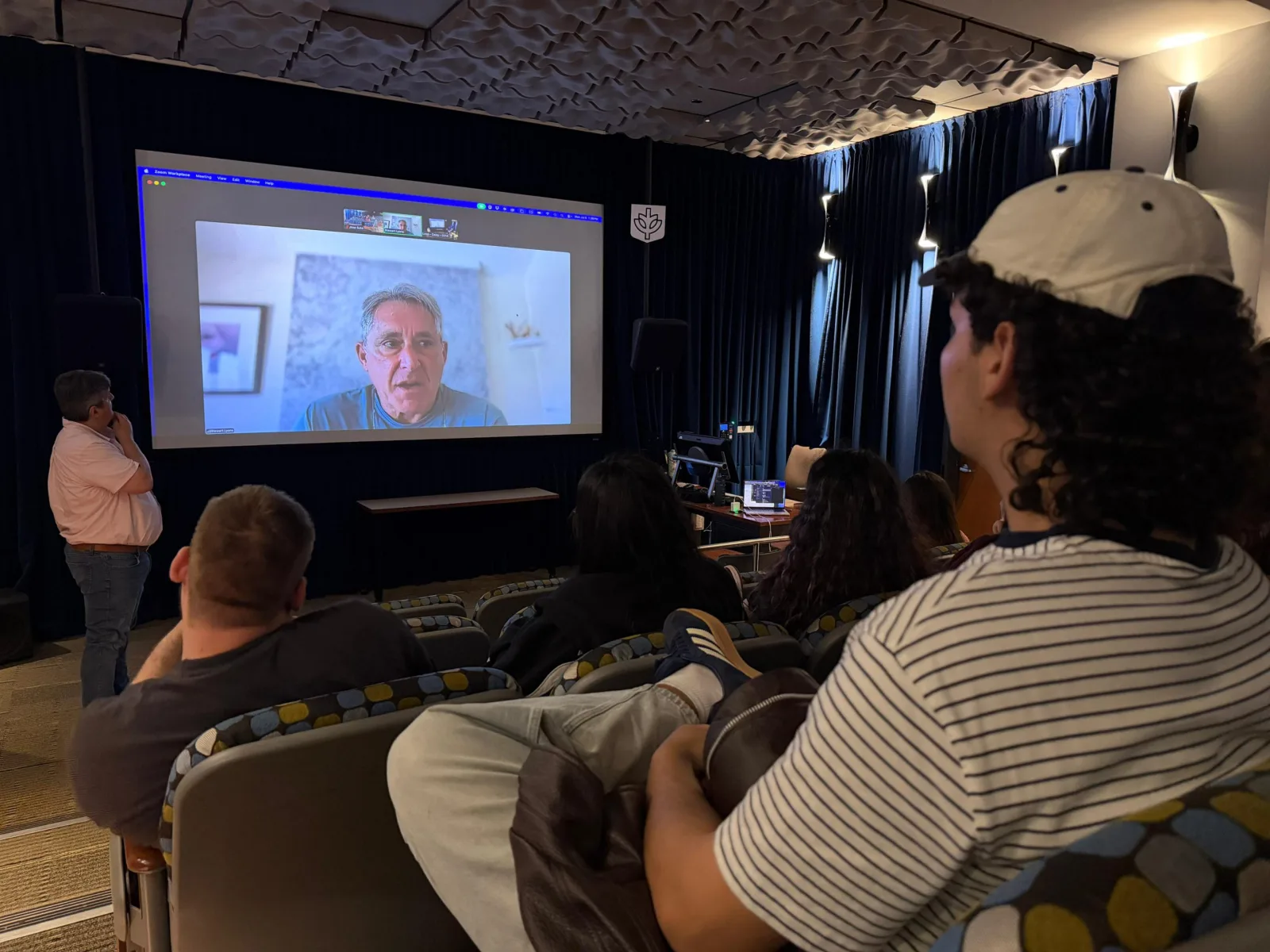 Estudiantes de Anáhuac Mayab cursan taller audiovisual en Chicago con productor de Breaking Bad