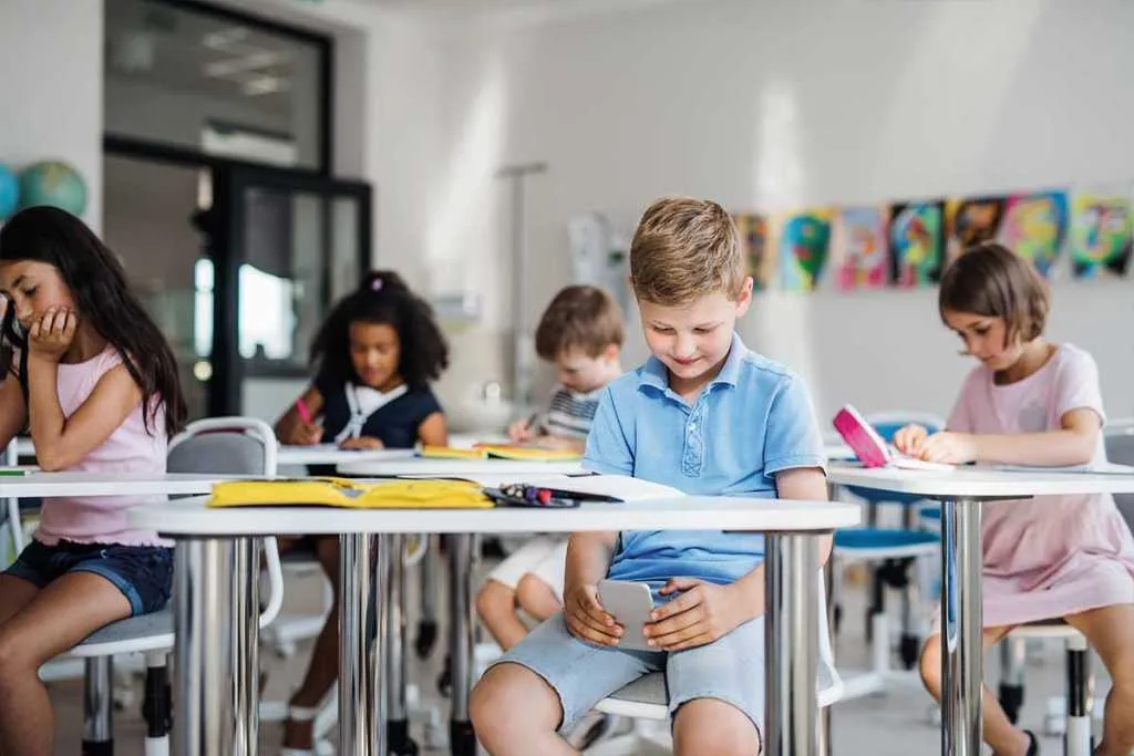 Gobierno de Tabasco propone prohibir celulares en aulas para aumentar el rendimiento escolar