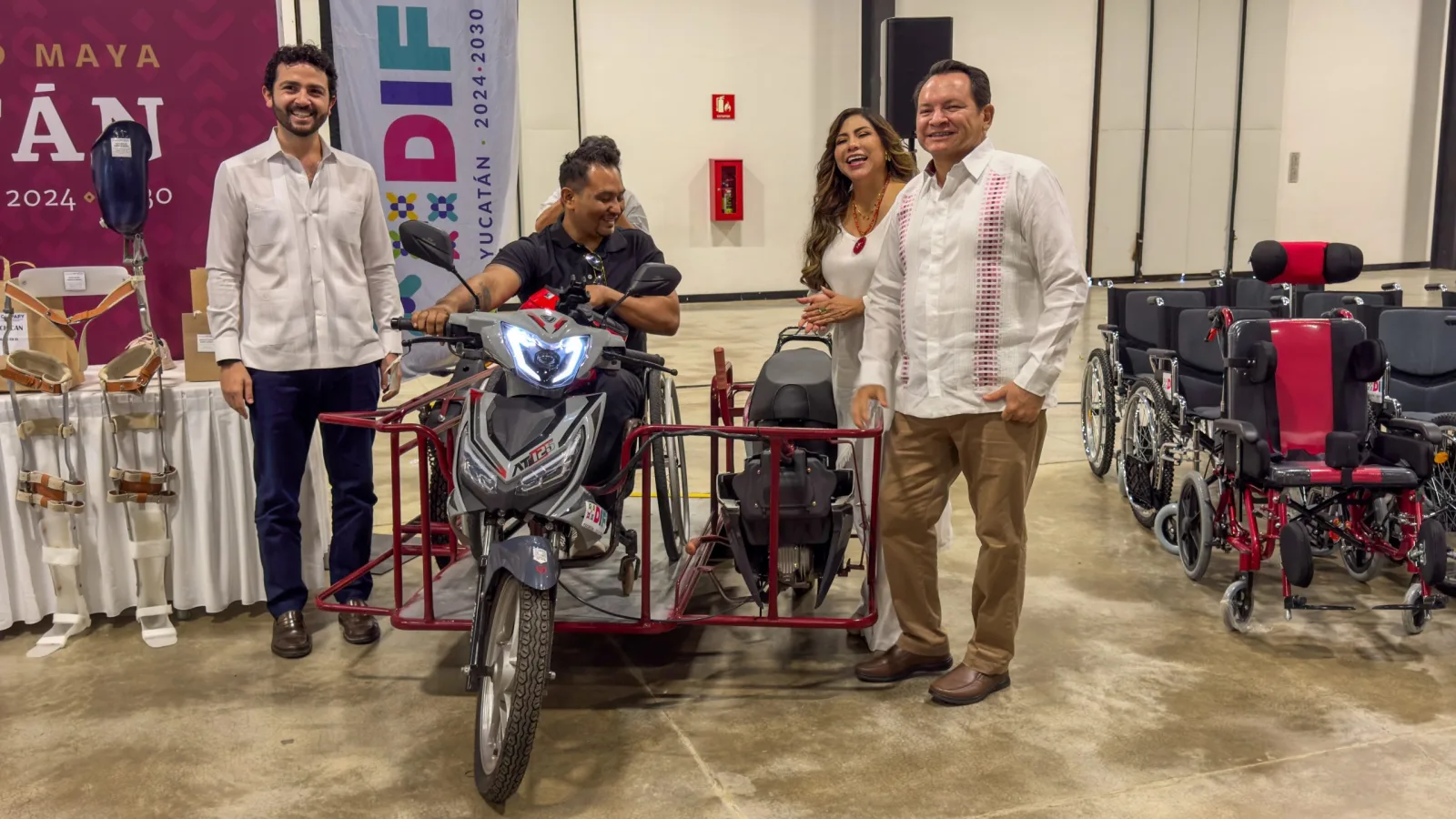 Joaquín Díaz Mena entrega apoyos funcionales a personas con discapacidad en Yucatán