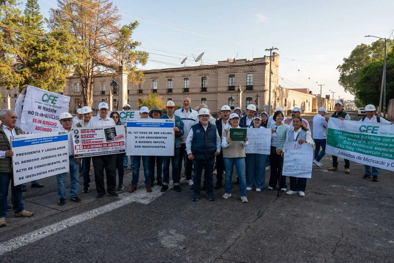Madres buscadoras y jubilados de la CFE exigen justicia durante conferencia en Morelia