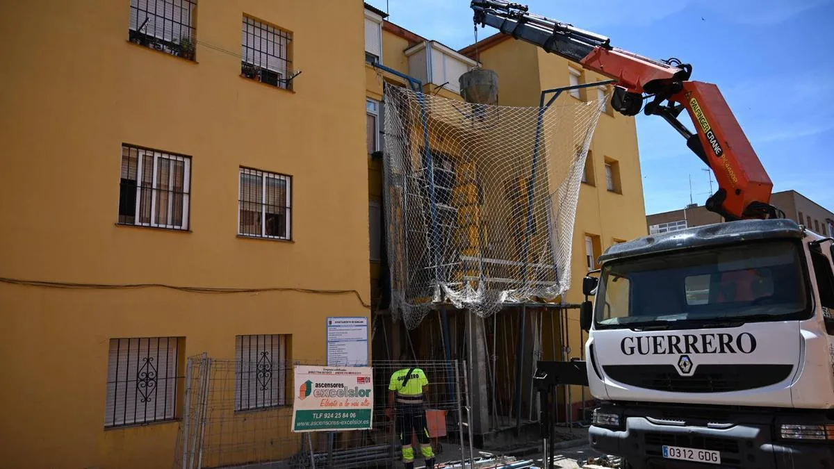 Más de 200 edificios en Extremadura esperan ayudas para instalar ascensores exteriores