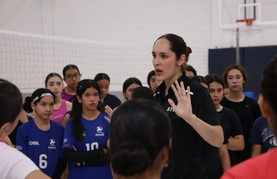 Más de 80 mujeres participan en la primera clínica de voleibol femenil en Chihuahua