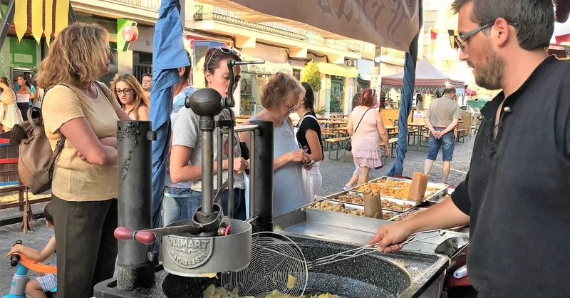 Mercado marinero en Isla Cristina combina artesanía, gastronomía y espectáculos junto al mar