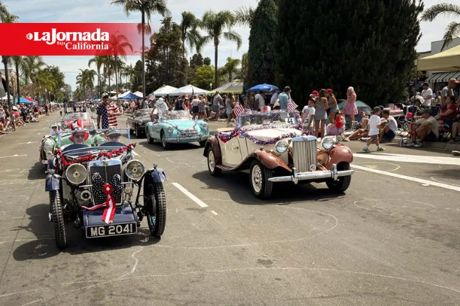 Miles de personas participan en el tradicional desfile del 4 de julio en Coronado