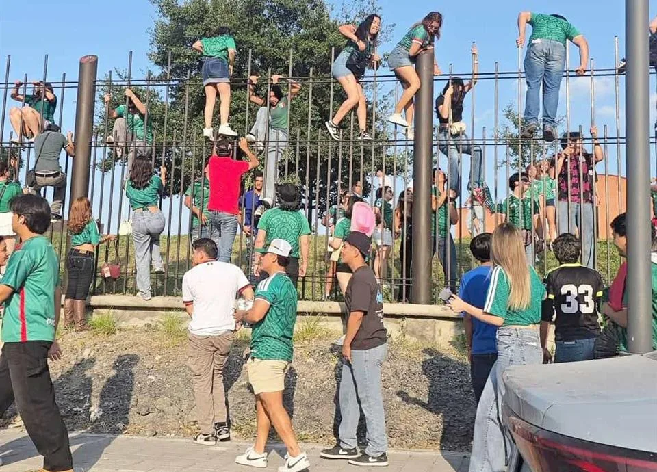 Multitud llena Fan Fest en Monterrey; registran portazo, heridos y uso de gas lacrimógeno