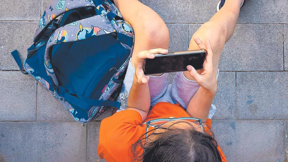 Niños extremeños reciben su primer móvil a los 10 años y acceden a pornografía a los 12