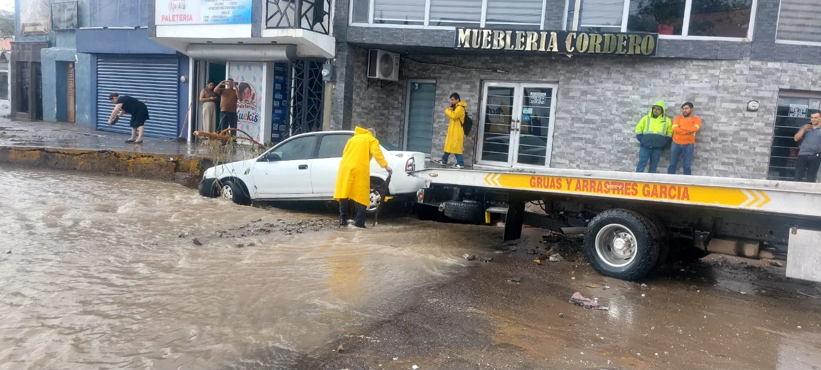 Parral registra intensa lluvia y moviliza cuerpos de emergencia por daños e inundaciones
