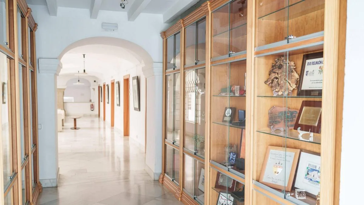Regalos institucionales en Extremadura: un reflejo simbólico de la actividad pública