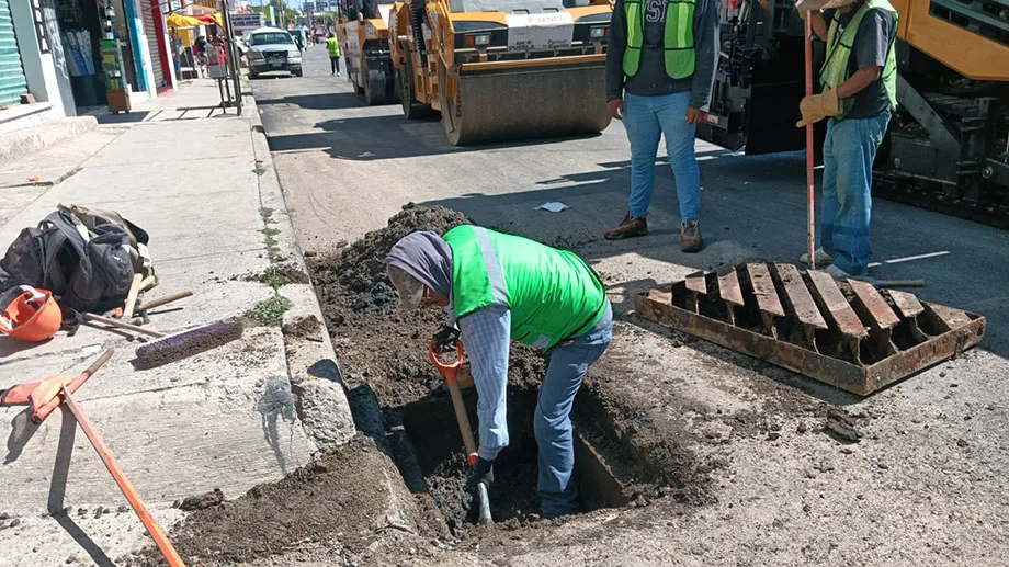 Secretaría de Infraestructura asegura protección de alcantarillas durante trabajos de pavimentación