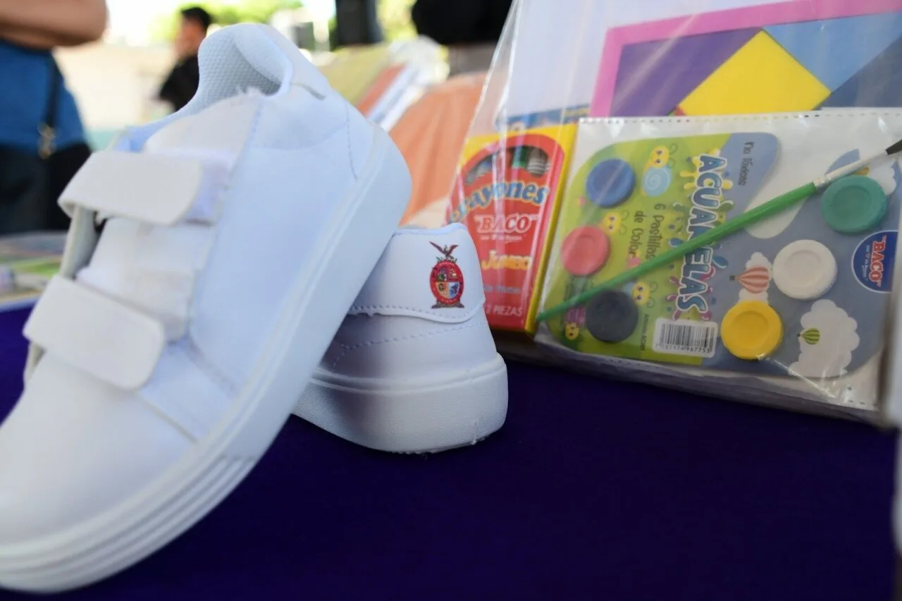 Arranca en Sinaloa el canje gratuito de uniformes, calzado y útiles escolares para alumnos de educación básica