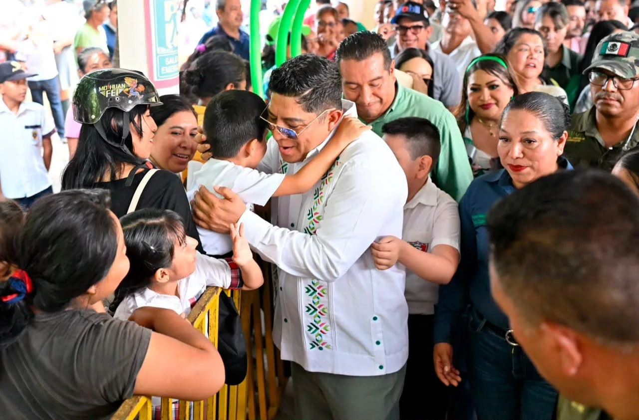 Gobierno de San Luis Potosí entrega paquetes escolares a más de 12 mil estudiantes en Tamazunchale