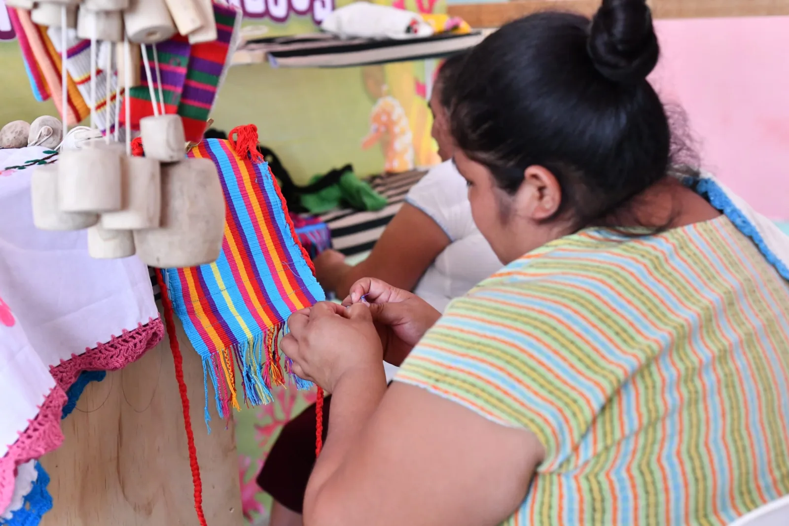 La artesanía tradicional del telar de cintura se renueva en el Festival del Mar