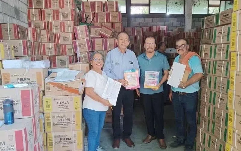 La URSEHN entrega casi 200 mil libros de texto para primaria y secundaria en la Huasteca Norte