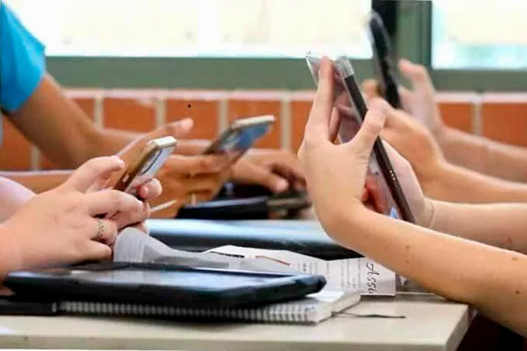 Padres exigen regular uso de celulares en escuelas y mejorar equipamiento tecnológico