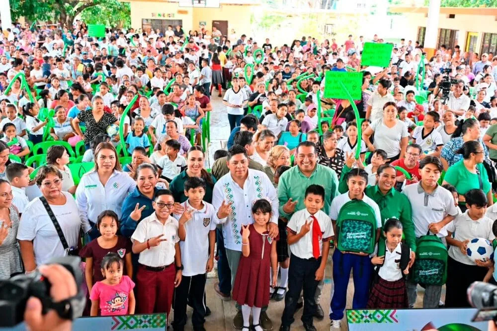 Ricardo Gallardo entrega apoyos escolares a más de 12 mil estudiantes en Tamazunchale